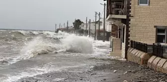 В Айваджыке земля встретилась с морем.