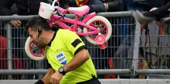 Big scandal in the amateur match! They threw a bicycle at the referee and knocked him out.