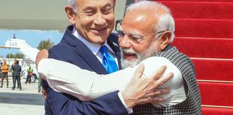 Indian Prime Minister Narendra Modi hugged Netanyahu as soon as he got off the plane.