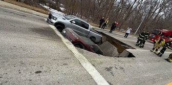 Земля разверзлась, два автомобиля упали в нее.
