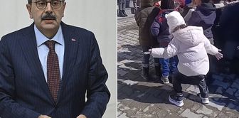 Студент, танцующий под песню 
