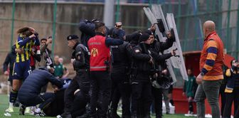 Ugly attack on Fenerbahçe! Police formed a shield.
