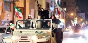 Iranian women also took to the streets armed! Their message is clear.