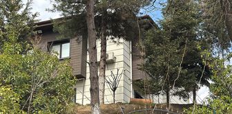 Due to cracks that have formed on the road, the governor's residence is being temporarily evacuated.
