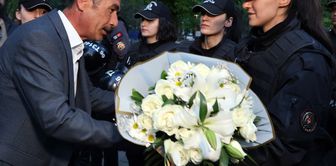 После многодневного кризиса шахтеры подарили полиции цветы.