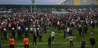 The match ended, hundreds of Amedspor fans stormed the pitch.