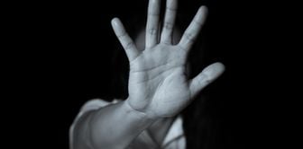 الأب الزوج للفتاة البالغة من العمر 13 عامًا والتي تعرضت للاعتداء الجماعي ألقى كل اللوم على الطفل