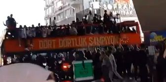 As Galatasaray's team bus passed by, he suddenly started shouting: Thieves, theft cannot be celebrated