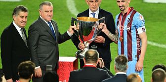 Ibrahim Haciosmanoglu handed the championship trophy to Trabzonspor, a controversial image!
