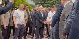 Kılıçdaroğlu greeted party members in front of his house for the holiday! Gürsel Tekin also attended the program.