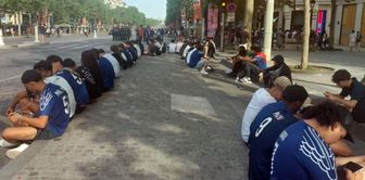 The event that marked the final! They sat down and turned on their phones.