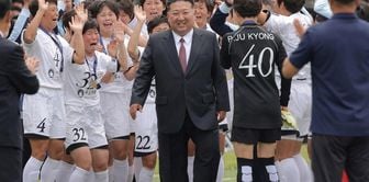 They became champions, but when they saw Kim in front of them, they couldn't hold back and cried.