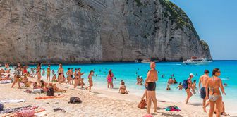 Tourist influx! Access to the world-famous beach has been banned.