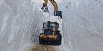 With only days left until July, snow fighting continues in Yüksekova.