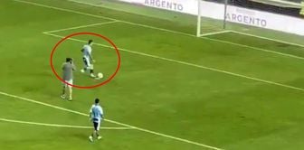 They left the field fearing the plane would escape! The opponent took a penalty into the empty goal and celebrated the cup.
