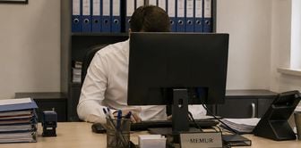 Он не мог поверить своим глазам в учреждении, куда его назначили чиновником: как эта страна вообще держится на ногах?