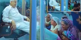 Outrageous image! He had his disciples kiss his feet from an air-conditioned room.