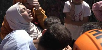 She waited for her lost son with her heart in her mouth! When she saw him in front of her, she fainted with joy.