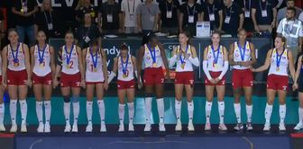 Hair-raising images! The Sultans of the Net sang the National Anthem all together.