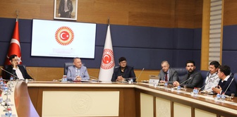 Fuat Oktay met with Afghan students at the Parliament.