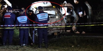 Horrific incident by the roadside! A male corpse emerged from the burning vehicle.