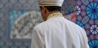 The imam who did not come to the mosque at prayer time was found dead in the cemetery by the congregation.