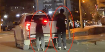 Dangerous journey of children on roller skates caught on camera! They held onto a pickup truck and moved forward