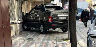 Terrible accident in Sultangazi! While parking, he ran over his wife who was guiding him.