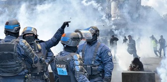 Акции в 500 разных точках во Франции! Между полицейскими подразделениями и демонстрантами произошли столкновения