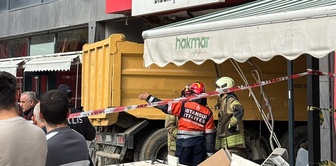 In Pendik, an excavation truck crashed into a pharmacy! Numerous teams were dispatched to the area.