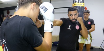 تدرب أثناء عمله في البناء، وأصبح بطل أوروبا