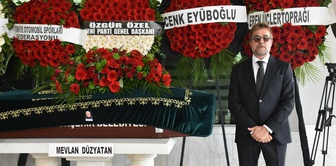 Engin Altan Düzyatan bid farewell to his father on his final journey! Many figures from the art and political worlds attended the funeral.