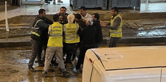 Municipal workers clashed! A street brawl on the sidewalk