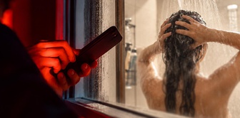 While taking a shower, they saw a phone being held out through the window! What happened next was even more terrifying.