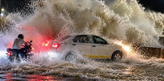 Giant waves swallowed the streets in India! More than 180,000 people were evacuated.