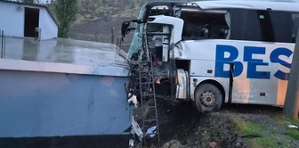 In Şırnak, a passenger bus collided with a truck: 1 dead, 14 injured.