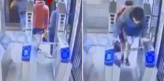 Raylara itilen yolcu, metronun altında can verdi