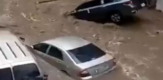 Mekke sular altında! Araçlar ve çöp konteynerleri oyuncak gibi sürüklendi