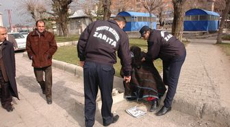 Erzurum: Erzurum'da Ayaklarım Tutmuyor Diye Zabıtanın Ayaklarına Kapanan Kadın Dilenci, Yaşanan Arbedeyi Fırsat Bilince Arkasına Bakmadan Kaçtı
