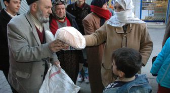 Malatya: 14 Yıldır Zenginden Alıp Fakire Dağıtıyor