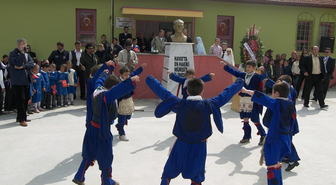 Balıkesir Selimiye İlköğretim Okulu'na Atatürk Büstü
