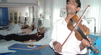 Çanakkale Devlet Hastanesi'nde Diyaliz Hastalarına Mini Konser