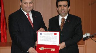 Karaman Belediye Meclisi'nden Samsun Valisi Güzeloğlu'na Fahri Hemşehrilik Beratı