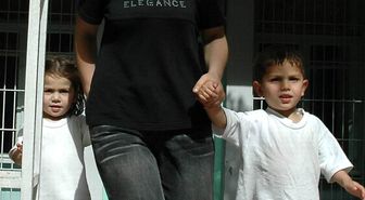 Kocasının Getirdiği Bebeğe Bakmayınca Dayak Yedi