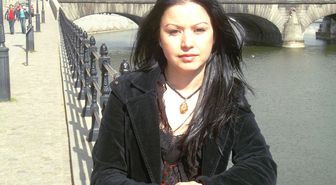 Ayşen, Halk Müziğini İsveç'te Tanıtıyor