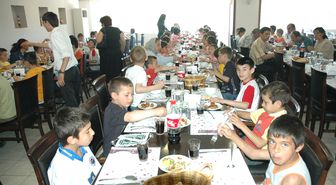Sakaryalı İş Adamından Kimsesiz Çocuklara Yemek