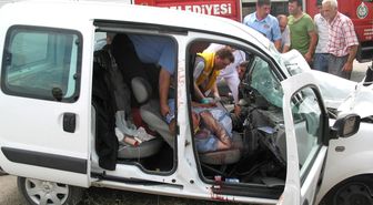 Kamyon, Kapalı Kasa Kamyonete Çarptı: 2 Yaralı