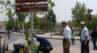 Tarsus'ta 7 Noktaya Tarihi ve Turistik Yerleri Gösteren Yön Levhası Yerleştirildi