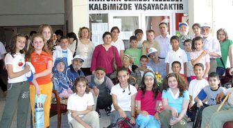 Denizli Belediyesi Çocuk Meclisi Üyeleri Yaşlıları Sevindirdi