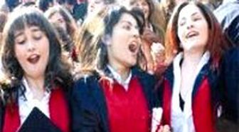 Altıncı Mezunlar Kep Fırlattı